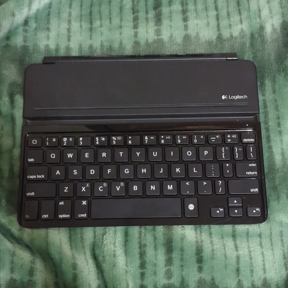 Logitech Ultrathin iPad Tablet Keyboard Cover i5 Bluetooth
